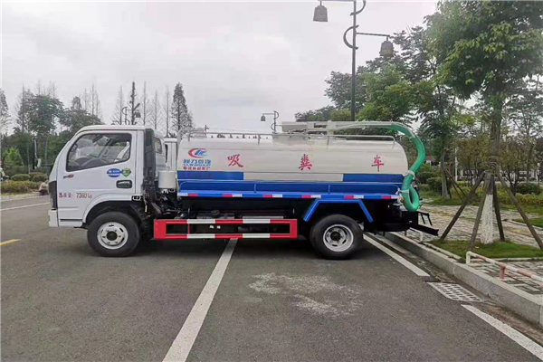 適用于大中小城鎮(zhèn)的“程力威”牌東風(fēng)多利卡4噸吸糞車(chē)