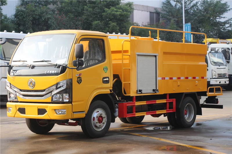 藍(lán)牌東風(fēng)4方清洗吸污車獨(dú)立系統(tǒng)操作簡(jiǎn)便性能良好