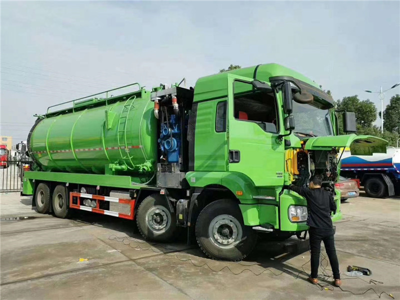 陜汽德龍前四后八國六清洗吸污車外觀個性時尚，內(nèi)在配置齊全