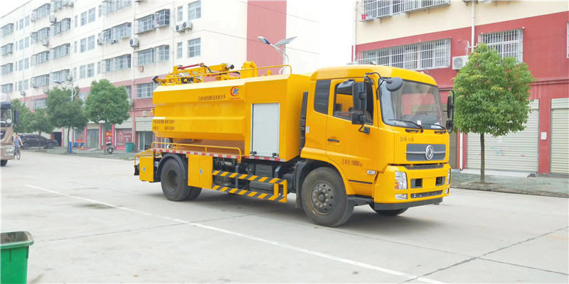 東風多利卡聯合疏通車采用“全自動污水、糞便快速處理系統”技術