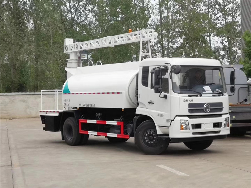 東風天錦多功能抑塵車通過運煤列車自動噴灑系統，有效防止揚塵