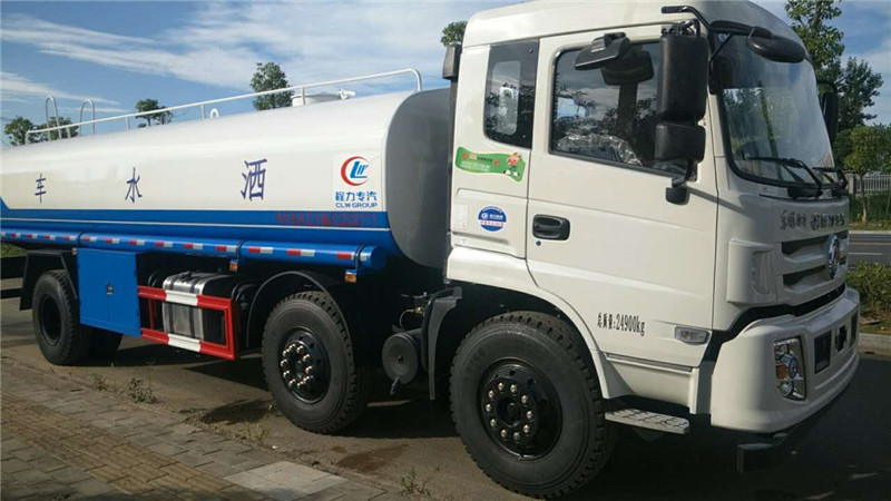 東風D6多利卡5噸灑水車可全方位旋轉，沖洗高大樹木