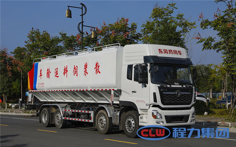 東風(fēng)多利卡散裝飼料運(yùn)輸車卸料速度完全滿足養(yǎng)殖場(chǎng)飼料塔灌裝需要