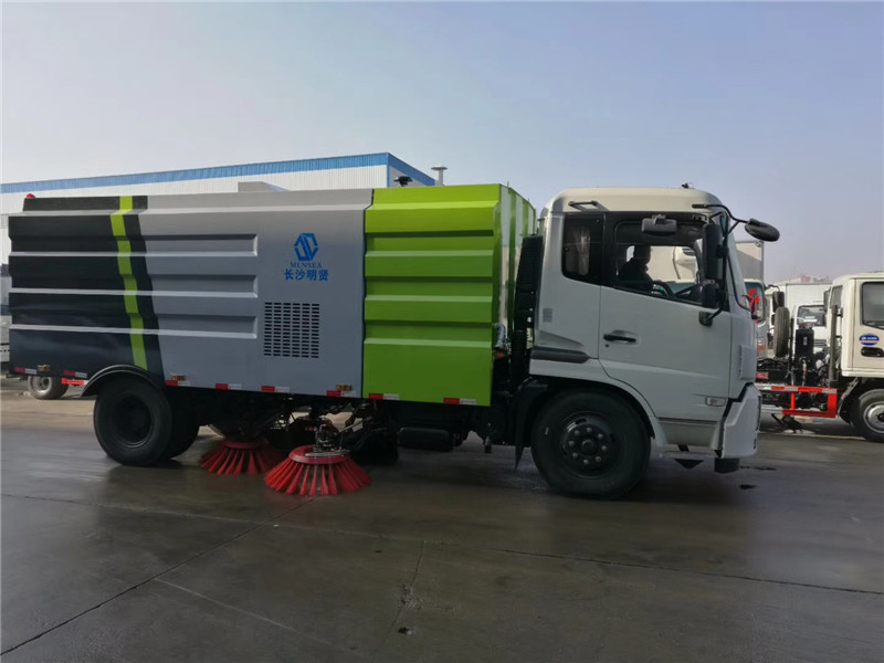廣泛應(yīng)用于干線公路以及機(jī)場道面、城市住宅區(qū)的東風(fēng)多利卡掃路車