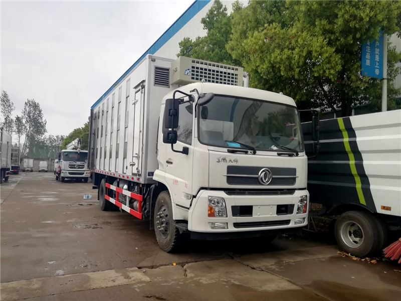 可獨(dú)立控制各分倉卸料順序和速度的東風(fēng)天錦小三軸散裝飼料車