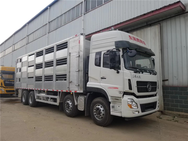 東風(fēng)天錦畜禽運(yùn)輸車(chē)，卸料速度快，可連續(xù)作業(yè)，大大提高生產(chǎn)效率