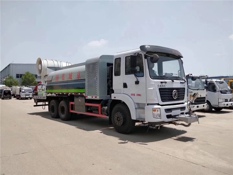 東風(fēng)153后雙橋噴霧降塵車功力強(qiáng)、射程遠(yuǎn)、穿透力強(qiáng)、霧粒附著力強(qiáng)