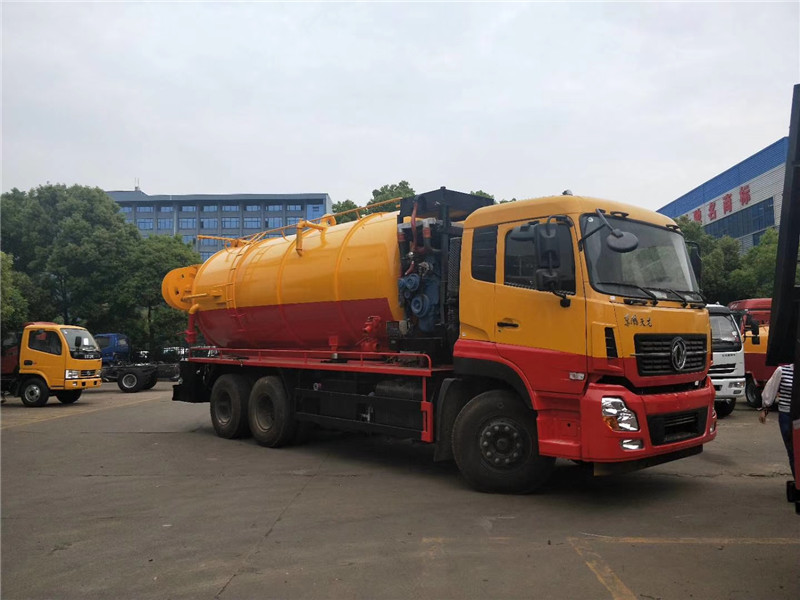 東風(fēng)凱普特清洗吸污車可自吸自排，工作速度快，容量大