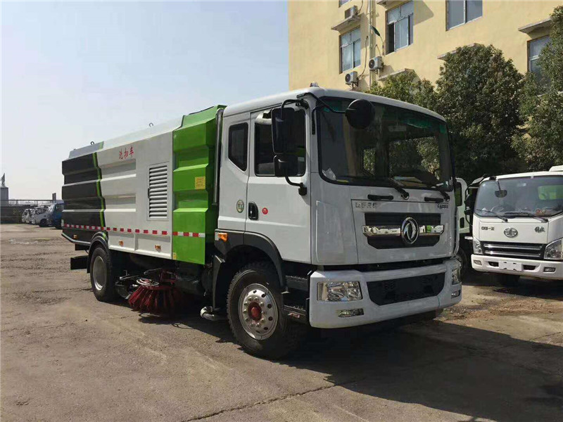 東風(fēng)福瑞卡5方掃路車(chē)是戶(hù)外環(huán)境下使用的新型清掃設(shè)備