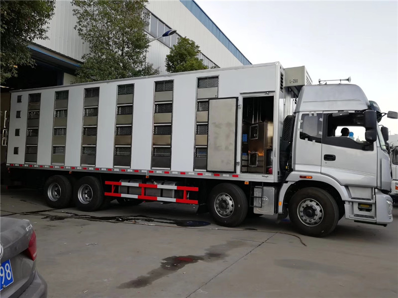 東風天龍散裝飼料運輸車性能可靠、輸送量大、操控方便、機動性強