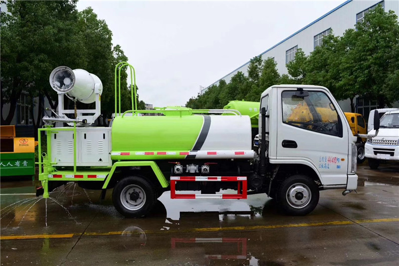 東風多利卡國六5噸灑水車進行液霧降塵、淡化空氣中的顆粒濃度