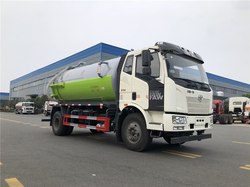 解放國六吸污車管路設(shè)計新穎合理,便于安裝和維修,操作大大簡化