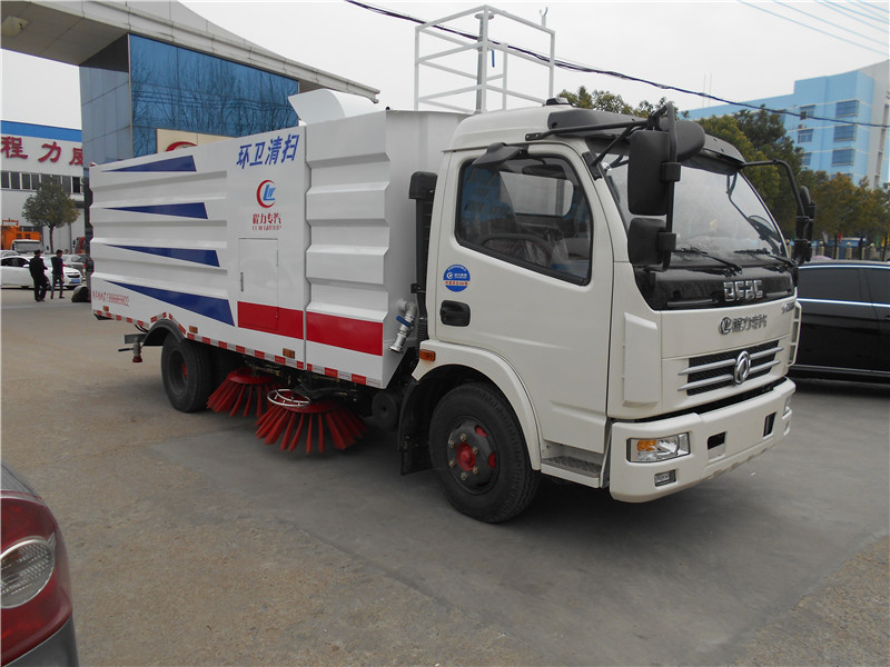 東風(fēng)天錦洗掃車，能直接將污水送至吸口，作業(yè)飛濺少，污水吸凈率高