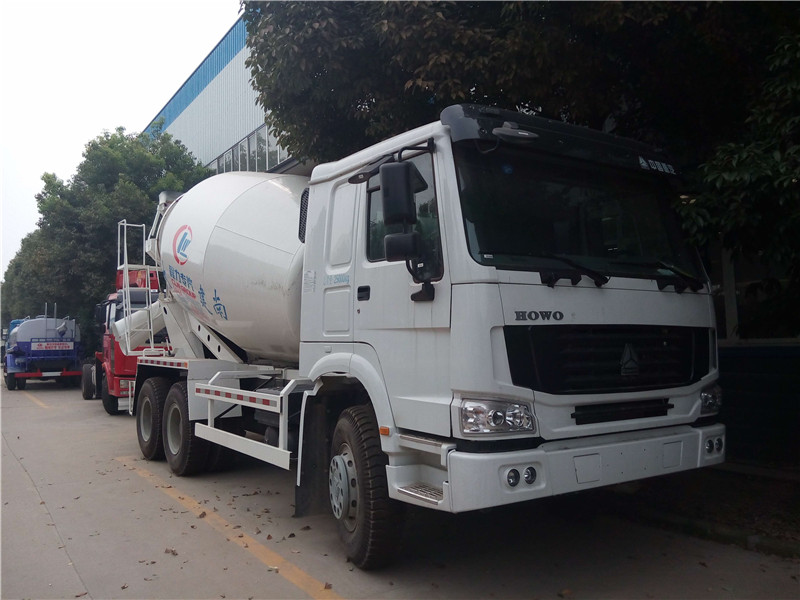 東風(fēng)華神8方混凝土攪拌車(chē)用料扎實(shí)厚道，做工處理精細(xì)，價(jià)格實(shí)在