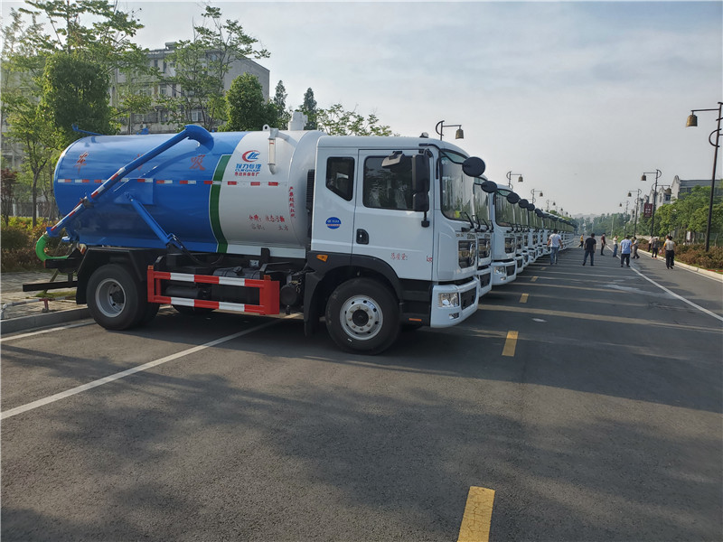 東風(fēng)途逸國(guó)六吸糞車(chē)主要為城鄉(xiāng)環(huán)衛(wèi)部門(mén)抽吸和運(yùn)送糞便及其它污水