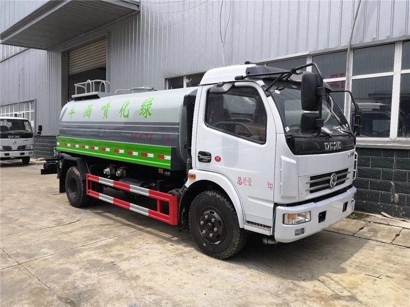 東風(fēng)D17后八輪噴灑車具有防波作用，以減低汽車行駛時(shí)罐體液體的沖擊