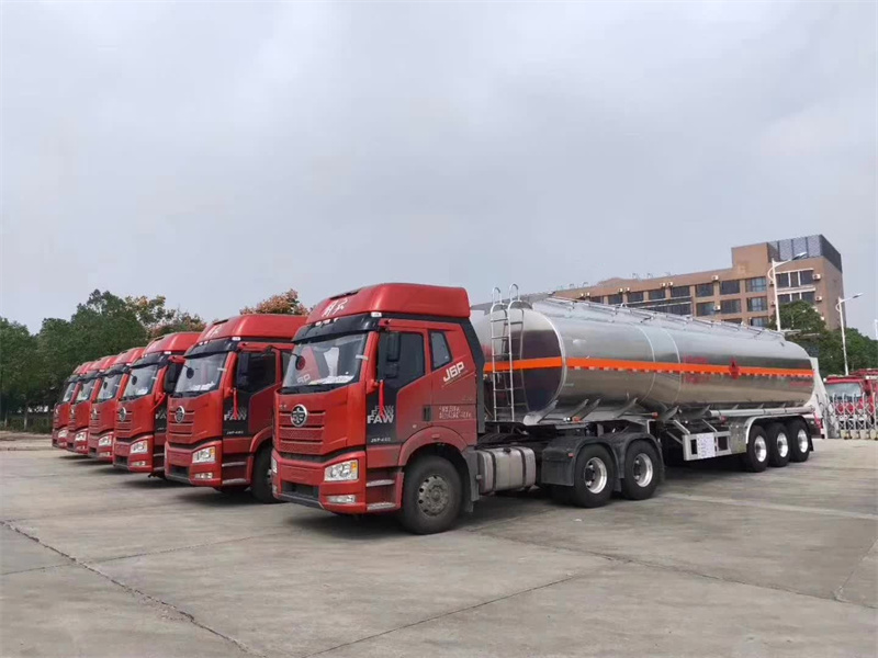 解放J6P460馬力，標(biāo)載33噸鋁合金半掛運油車茂名批量發(fā)車