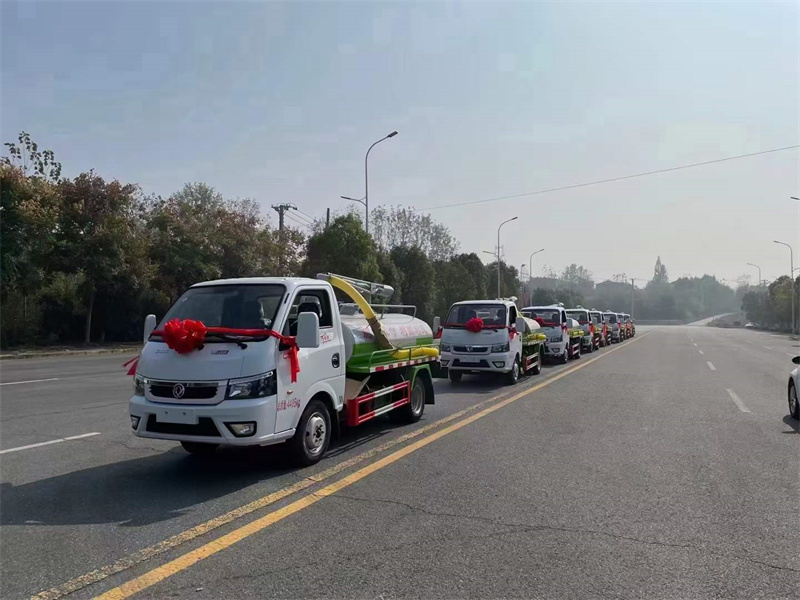 東風途逸小藍牌吸糞車，遠赴山東，為改善環(huán)境，再次出發(fā)