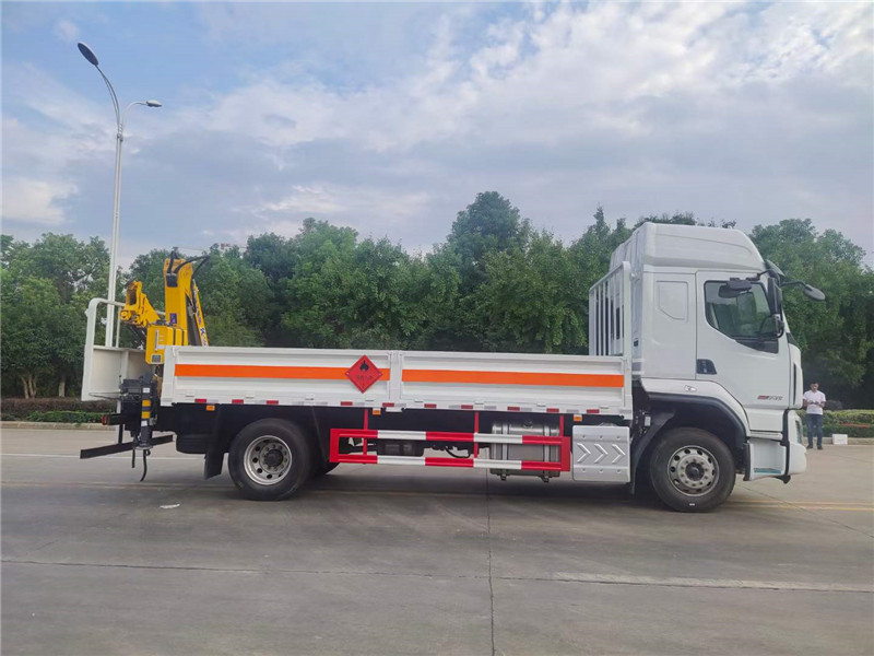 東風柳汽氣瓶運輸車帶吊