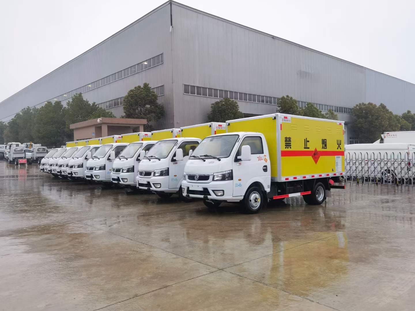 八臺東風(fēng)途逸藍牌爆破器材運輸車發(fā)往四川甘孜