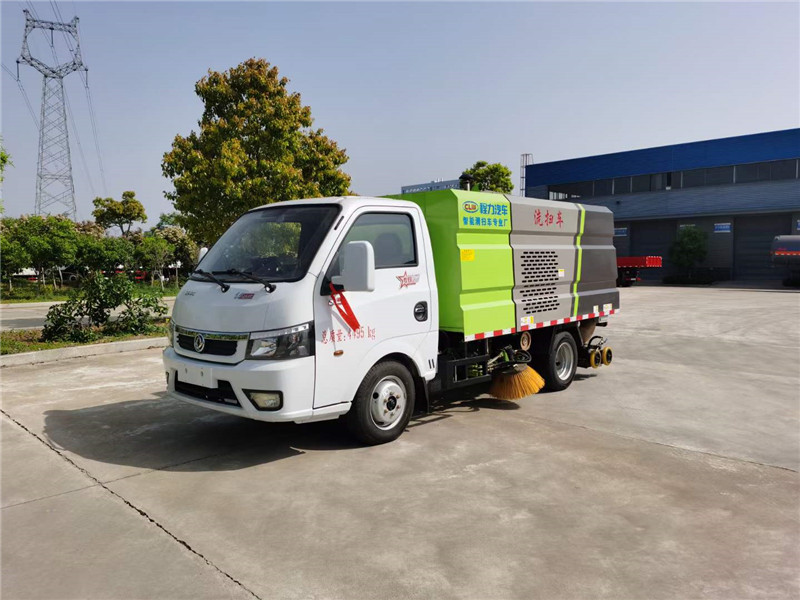 藍(lán)牌小型東風(fēng)途逸洗掃車