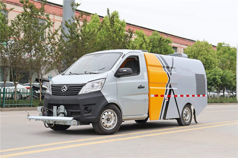 國(guó)六長(zhǎng)安小型路面養(yǎng)護(hù)車