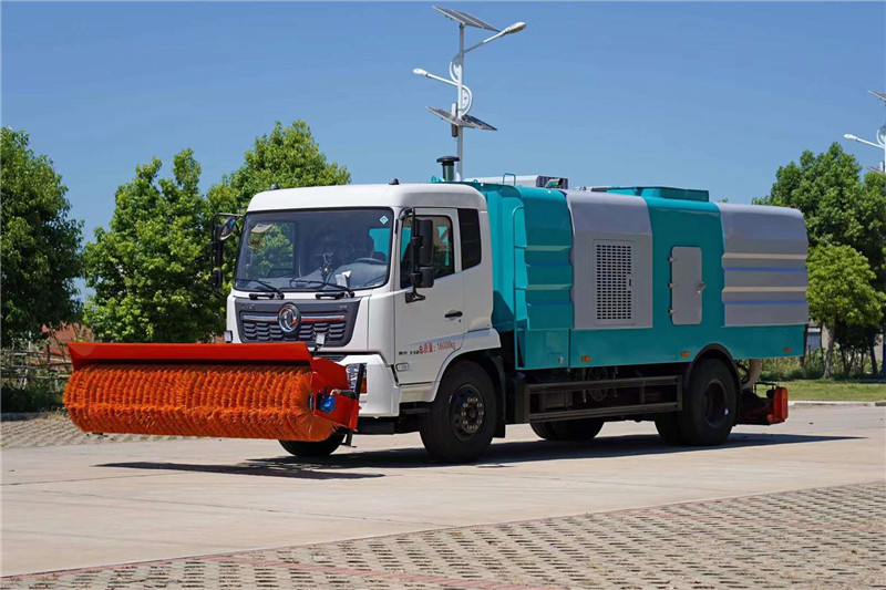 東風(fēng)天錦后置滾掃吸塵車配3米雪滾