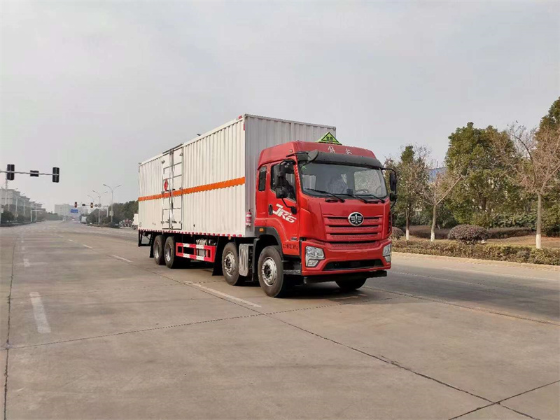 9.6米解放雜項(xiàng)危險(xiǎn)物品廂式運(yùn)輸車